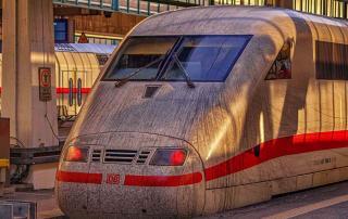 Die Deutsche Bahn weist seit Jahren ein mangelhaftes Hygienekonzept auf. Die Hygiene in den Zügen muss daher dringend verbessert werden.